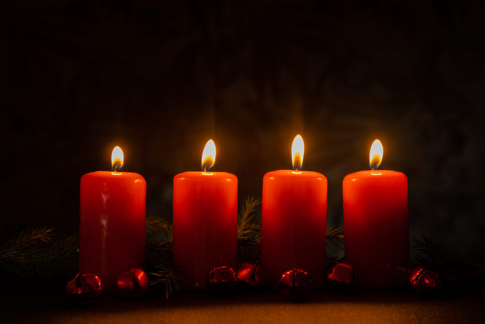 Vier brennende rote Adventskerzen