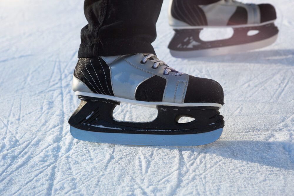 Schlittschuhe auf einer Eisfläche