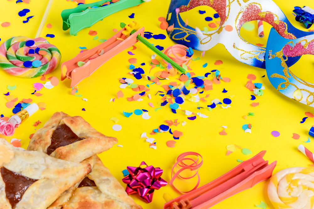 Bunte Karnevalsmasken, Luftschlangen und Konfetti