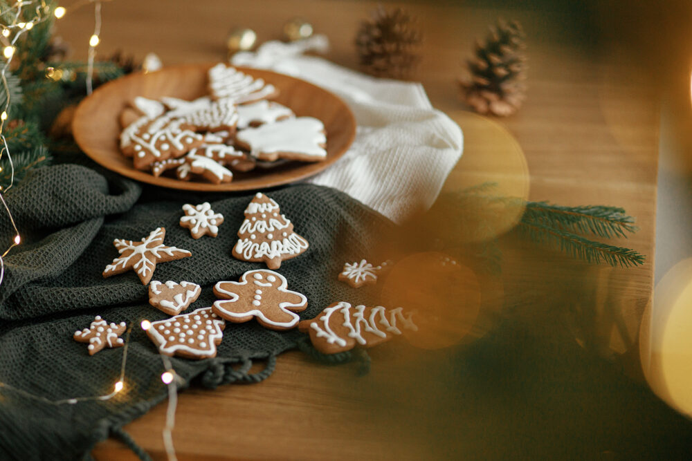 Bunte Weihnachtsplätzchen auf einem Teller